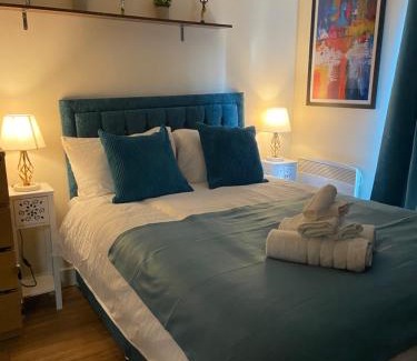 Island Gardens Apartment | Waterfront Canary Lodge: 4-Star Family-Friendly Retreat