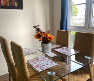 Island Gardens Apartment | Waterfront Canary Lodge: 4-Star Family-Friendly Retreat