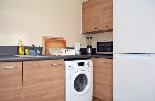 Leytonstone Apartment | Inviting 2 Bedroom Flat with Wi-Fi & Breakfast for 6