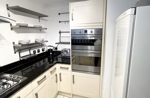 St. Mark's Apartment | Inviting 2 Bedroom Garden Flat with Free Parking