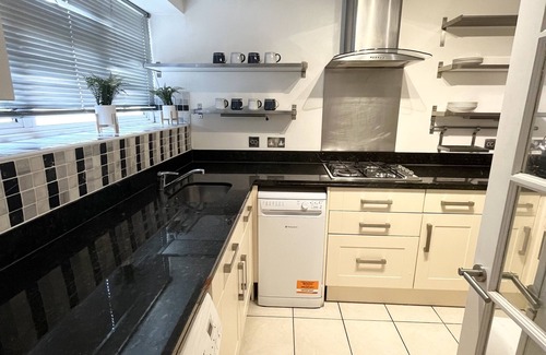 St. Mark's Apartment | Inviting 2 Bedroom Garden Flat with Free Parking