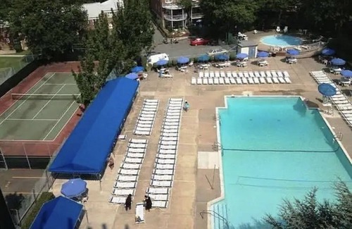 Queens Apartment | Inviting 2-Bedroom Getaway with Pool in Queens