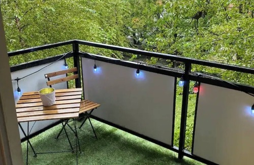 Queens Apartment | Inviting 2-Bedroom Getaway with Pool in Queens