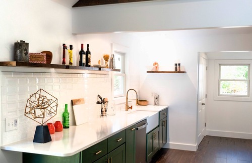 Hinsdale Cabin | Inviting 2-Bedroom Loft with Hot Tub at Lake Ashmere