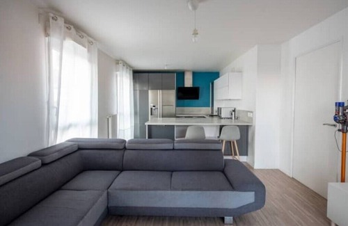 Center Apartment | Cozy 2-Bedroom Apartment with Spa Near Paris
