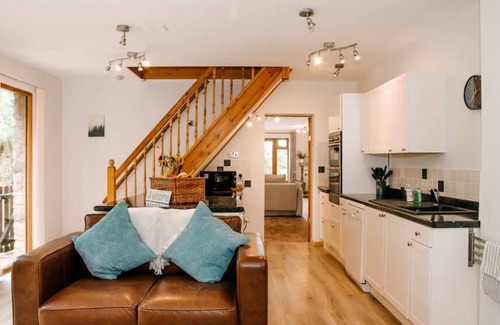 Hopton Wafers Cottage | Inviting 2-Bed Cottage with Breathtaking Views Awaits You