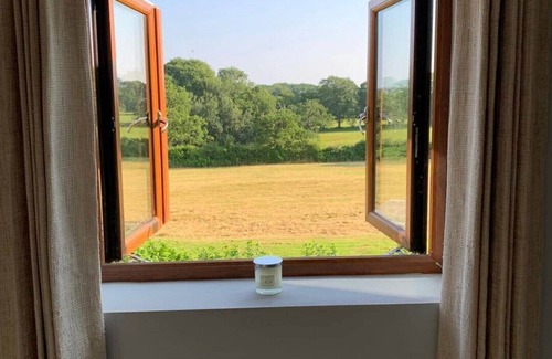Hopton Wafers Cottage | Inviting 2-Bed Cottage with Breathtaking Views Awaits You