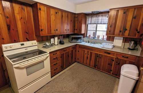 Ottawa House | Cozy 2-Bedroom House Near Promedica - Pet-Friendly Stay