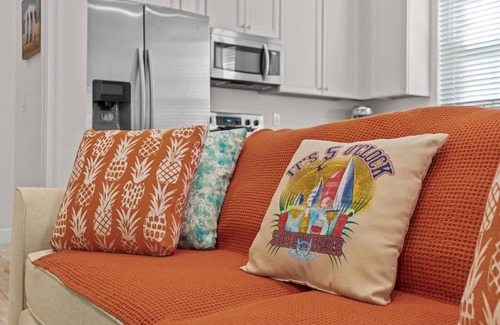 West Kissimmee Cottage | Idyllic 2BD Cottage with Spa, Steps from Disney Parks