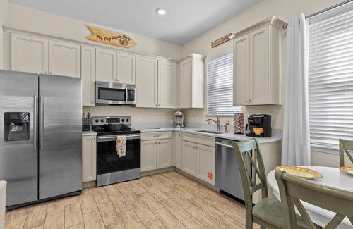 West Kissimmee Cottage | Idyllic 2BD Cottage with Spa, Steps from Disney Parks