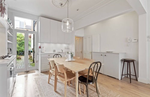 Northcote Apartment | Stylish 2 Bed Apartment with Garden in Clapham