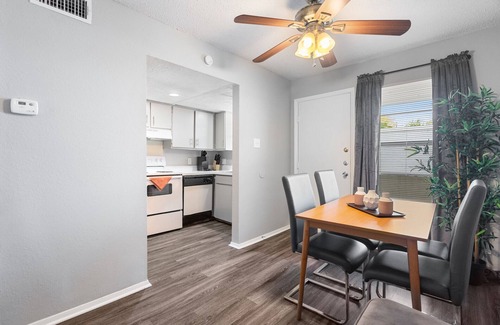 Hancock Apartment | Beautiful 2BR/1BA in Hydepark 8836