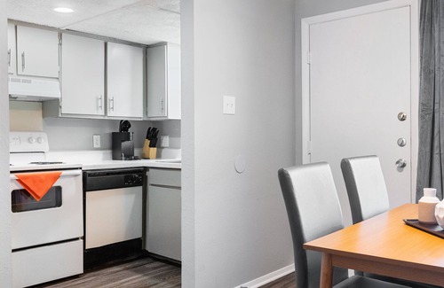 Hancock Apartment | Beautiful 2BR/1BA in Hydepark 8836