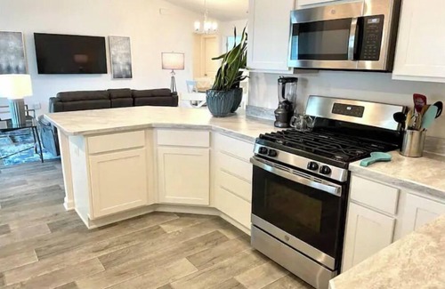 Leesburg House | Inviting 2BR Home with Golf Cart & Pool in The Villages