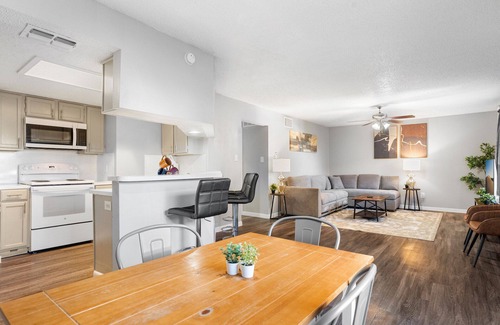 Cherrywood Apartment | Beautiful 2BR 5 Mins to UT 9766