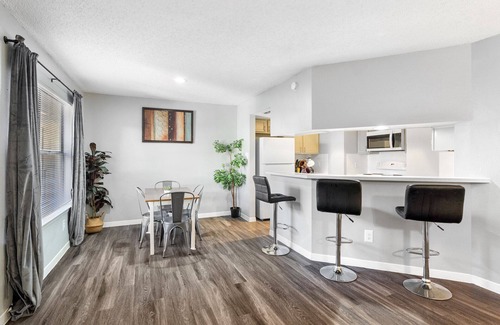 Cherrywood Apartment | Beautiful 2BR 5 Mins to UT 9766