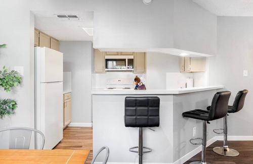 Hancock Apartment | Beautiful 2BR 5 Mins to UT 1139
