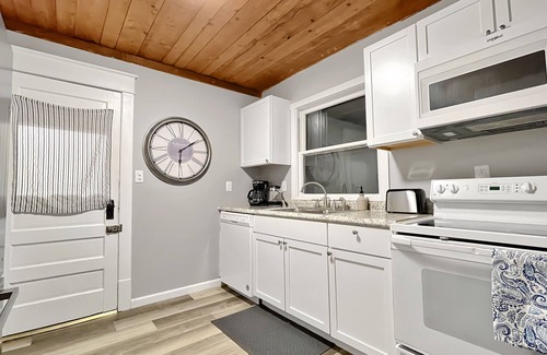 North of Grand House | Cozy 2BR Retreat North of Grand, Near Downtown