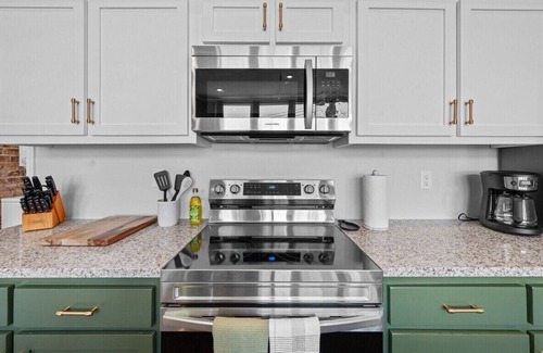 Chattanooga Apartment | Exceptional 2BR Retreat on Main St - Family Friendly!