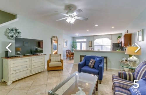Bluffton House | Inviting Townhouse Near Downtown Bluffton with Pool & Views