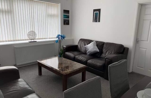 Wolverhampton House | Cozy 3-Bed House in Wolverhampton with Family-Friendly Amenities