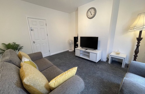 Hull Apartment | Welcoming 3-Bed Property in Central Hull for Families