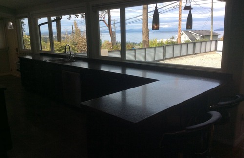 Sidney House | Inviting 3 Bedroom House with Ocean Views and Pool