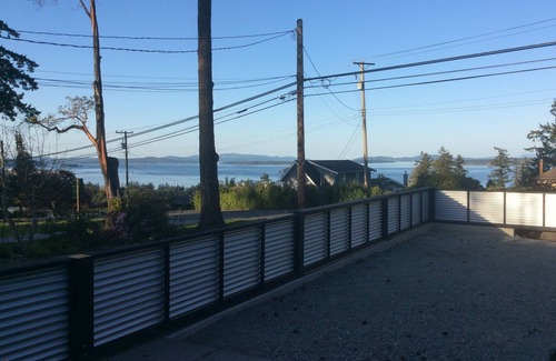 Sidney House | Inviting 3 Bedroom House with Ocean Views and Pool