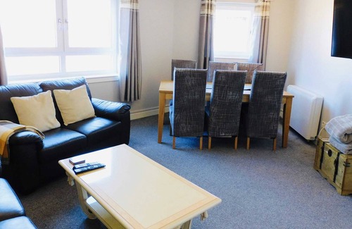 Paisley Apartment | Beautiful 3 Bedroom Apt, mins from Glasgow Airport, M8 & SEC
