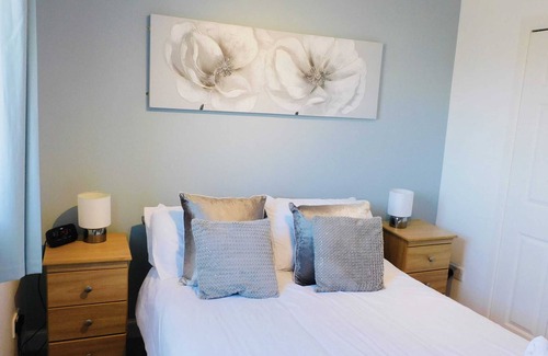 Paisley Apartment | Beautiful 3 Bedroom Apt, mins from Glasgow Airport, M8 & SEC