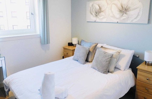 Paisley Apartment | Beautiful 3 Bedroom Apt, mins from Glasgow Airport, M8 & SEC