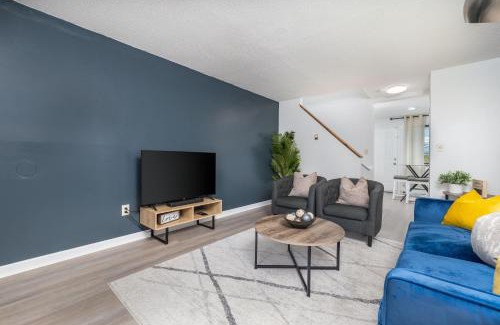 Hartford House | Cozy 3 Bedroom Condo in Hartford with Hot Tub & Pet Friendly