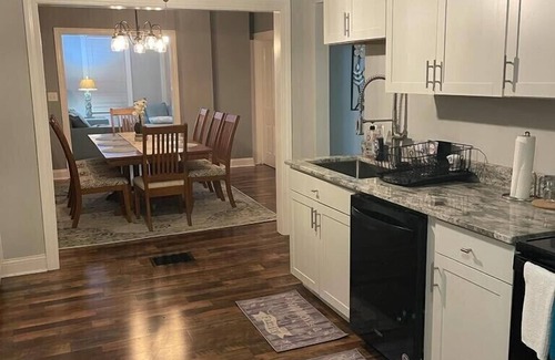 Hamilton House | Chic 3-Bedroom Downtown Retreat Near Spooky Nook & Miami