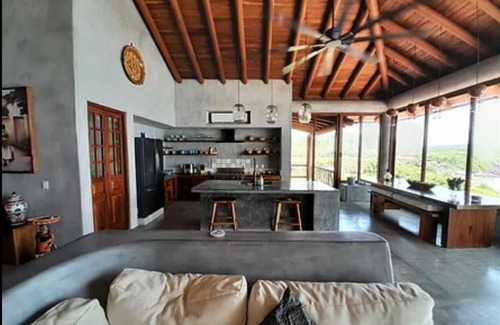 Zihuatanejo de Azueta House | Beautiful 3 bedroom house with 180 degree view of the ocean and whale watching