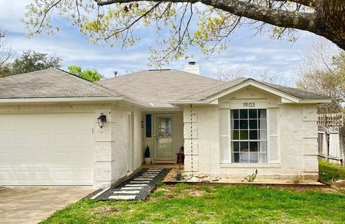 McNeil House | Top-Rated 3 Bedroom Retreat Near Domain & Lake Travis