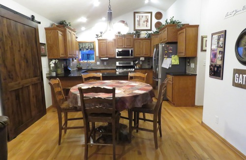 Lincoln House | Ideal 3 BR Home with Convenient I-80 Access & Top Amenities