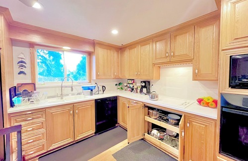 Kirkland Apartment | Elegant 3-Bedroom Oceanfront Apartment with Pool Access