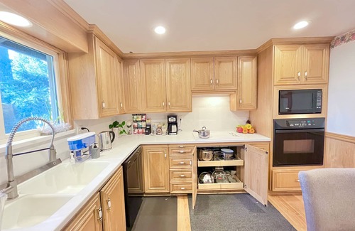 Kirkland Apartment | Elegant 3-Bedroom Oceanfront Apartment with Pool Access