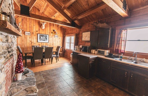 Lyman House | Charming 3bd + Loft Log Cabin at Lakeside Resort - Pet Friendly