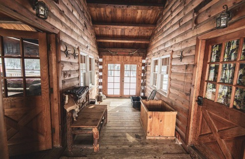 Lyman House | Charming 3bd + Loft Log Cabin at Lakeside Resort - Pet Friendly