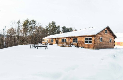 Lyman House | Charming 3bd + Loft Log Cabin at Lakeside Resort - Pet Friendly