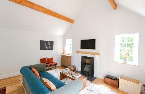 Kettering House | Charming 3BD Thatched Stone Cottage in Kettering