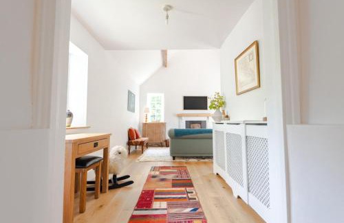 Kettering House | Charming 3BD Thatched Stone Cottage in Kettering