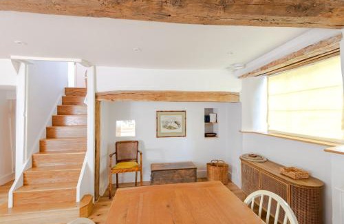 Kettering House | Charming 3BD Thatched Stone Cottage in Kettering