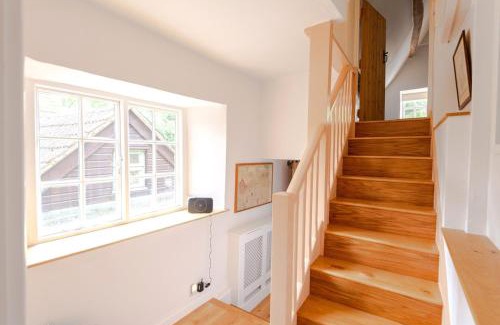 Kettering House | Charming 3BD Thatched Stone Cottage in Kettering