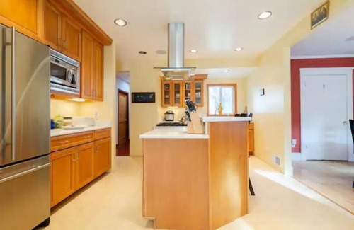 Burlingame House | Welcoming 3-Bedroom Home in Family-Friendly Burlingame