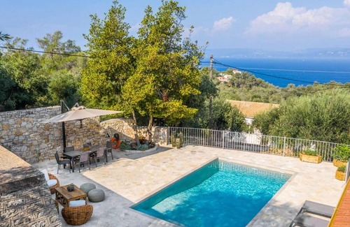 Rantatika Villa | Beautiful 3BR Villa Close to Lakka