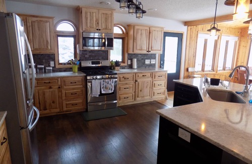 Cohasset House | Enchanting 4 BDRM Retreat on Loon Lake with Sauna & Beach