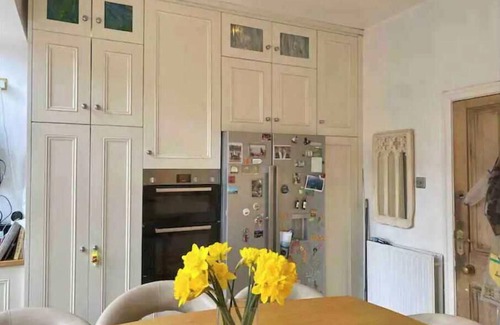 Ranelagh House | Stylish 4-Bed Ranelagh Home with Family-Friendly Amenities