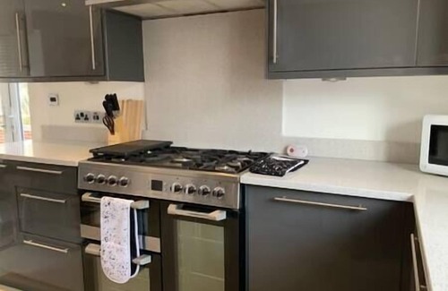 Woodley House | Cozy 4-Bed House with Free WiFi and Breakfast Included